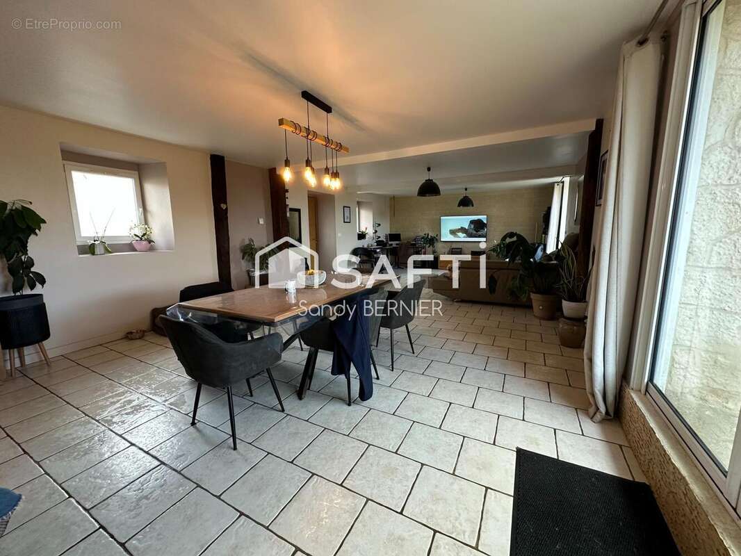 Maison 157 m² à La Puye  - photo 5