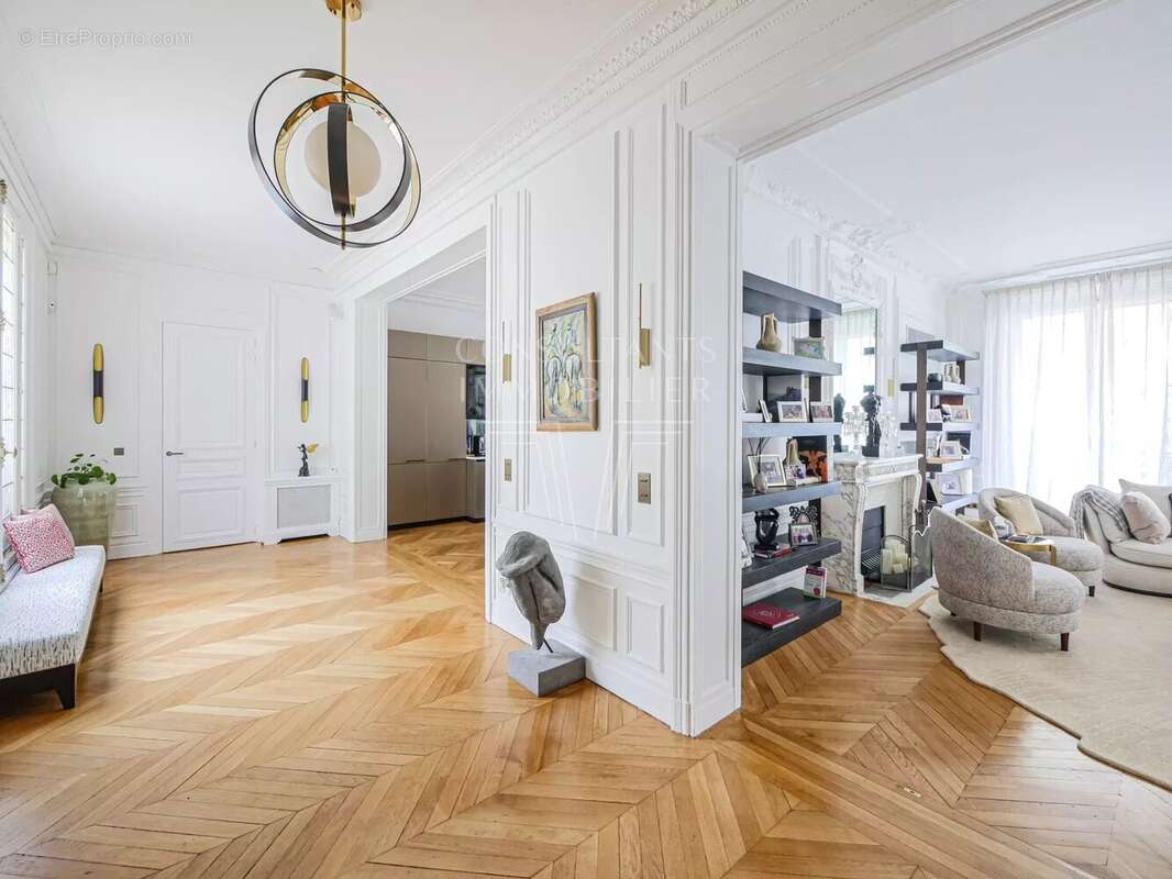 Appartement à PARIS-16E