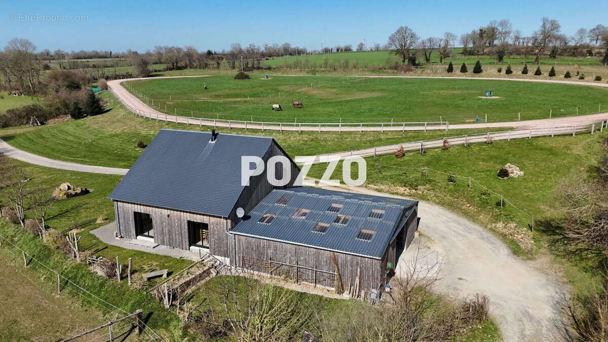 Maison + haras sur 11 ha avec piste, barn, 22 boxes, rond de longe, paddocks et herbage, vue Mt St Michel - photo 2