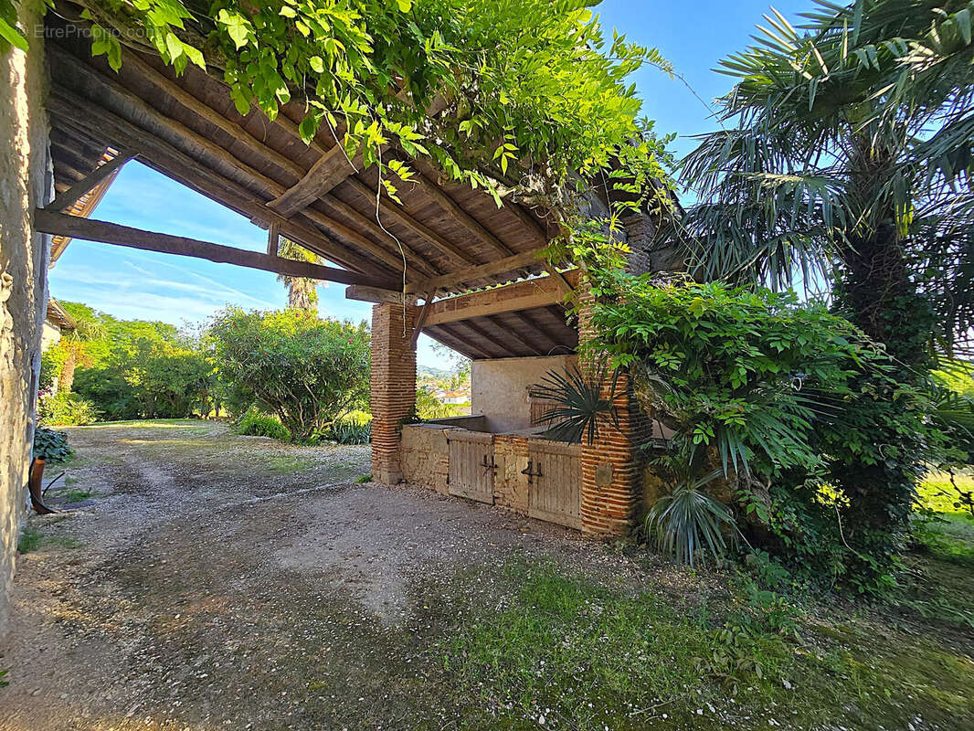 Rare - Délicieuse propriété 1,9 hectare maison rénovée et nombreuses dépendances - photo 4