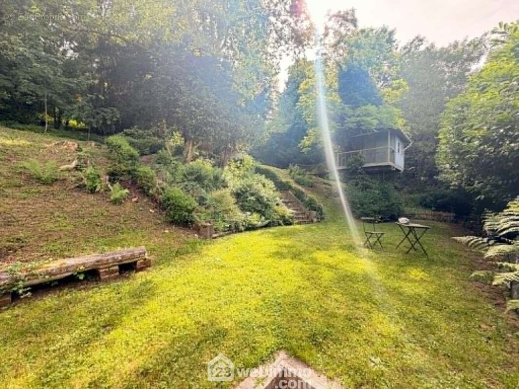 Erigée sur un terrain entièrement clos de 2469 m² - Maison à LAON