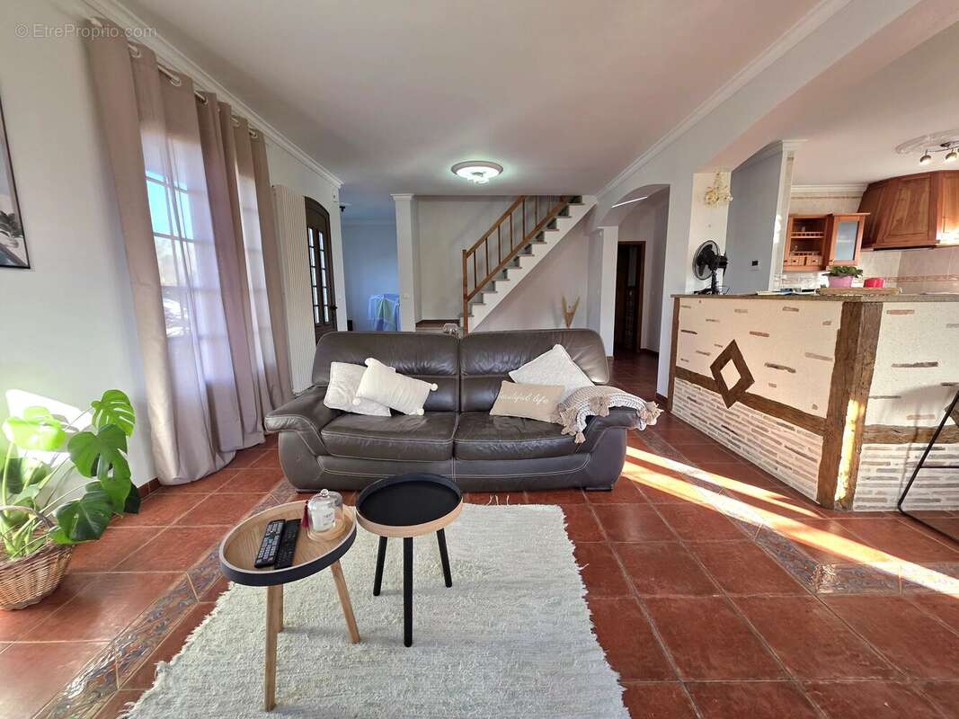 Une maison familiale moderne et une piscine intérieure - photo 9