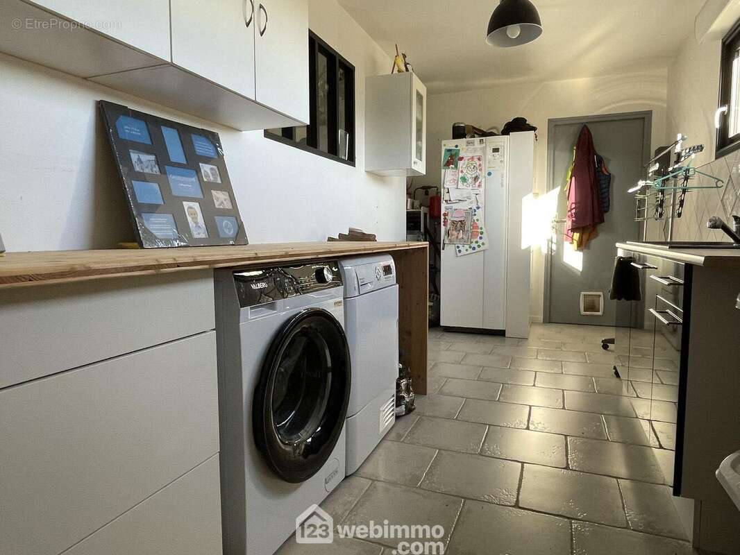 Retour à la cuisine, attenante, la buanderie de 13 m2 dessert : - Maison à NAINTRE