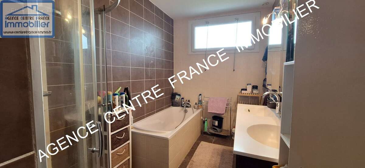 BOURGES, proche EMB. Grande maison familiale d'environ 300 m² avec 7 chambres DPE D - photo 6