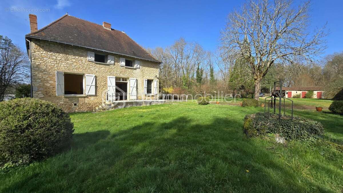 Ensemble immobilier, maison de 178 m², maisonnette, granges, petits toits, terres et étang - photo 4