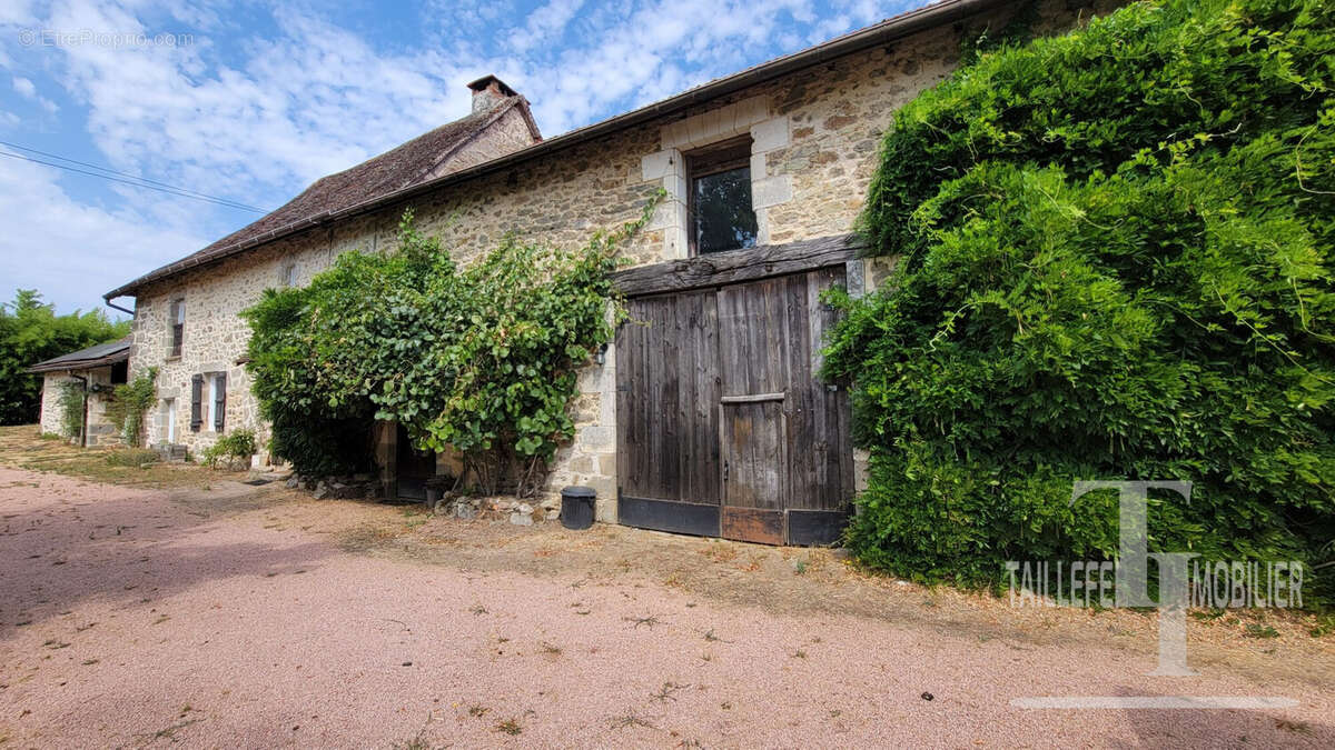 Maison 260 m² à Saint-Saud-Lacoussiere  - photo 3