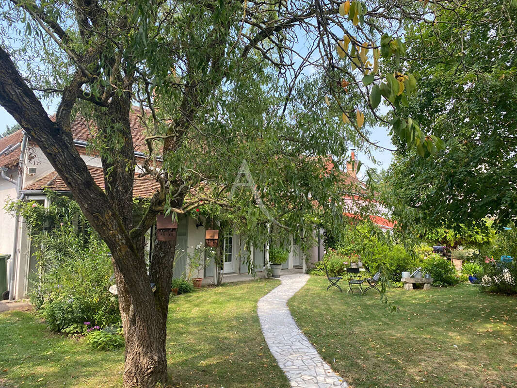 Maison à SAINT-JEAN-DE-BRAYE