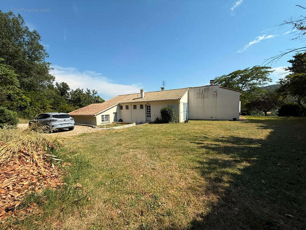 Maison de plain-pied de 132,17 m² avec piscine, 3 Chambres et terrain de 3 490 m² - photo 17