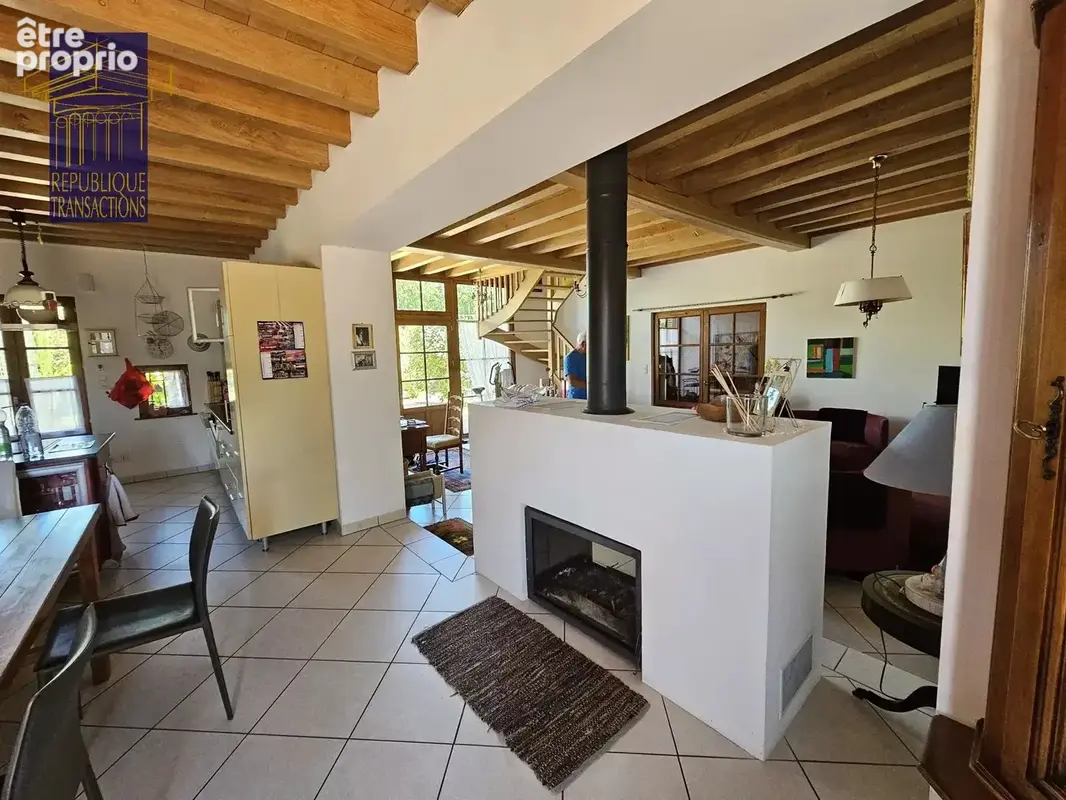 Jolie maison bressanne rénovée avec dépendances et terrain d'environ 5 840 m² clos, arboré et paysagé - photo 7