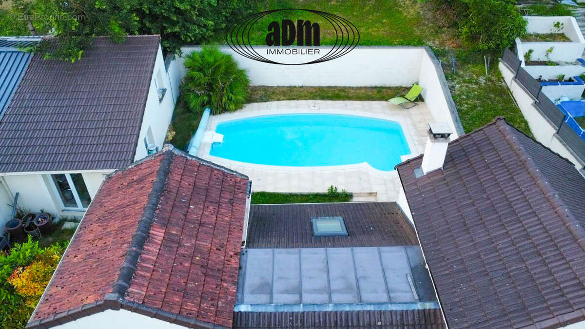 Maison familiale rénovée avec piscine, dépendance et garages sur un terrain de 1 376 m2 - photo 19