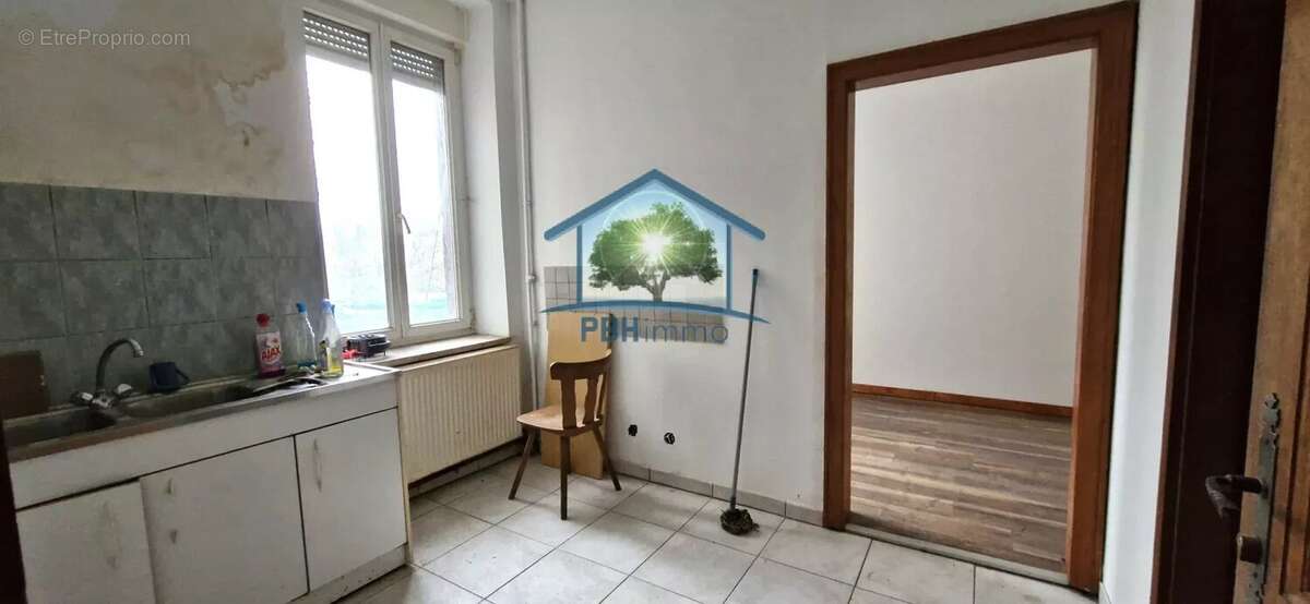 BITCHE (57) - Immeuble de rapport de 219,40 m², 10 pièces, 3 appartements + local commercial de 52 m² et petit jardin - photo 6