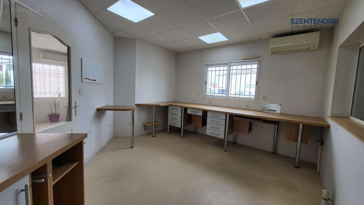Local professionnel à vendre Lunel Szentendrei immobilier - Commerce à LUNEL
