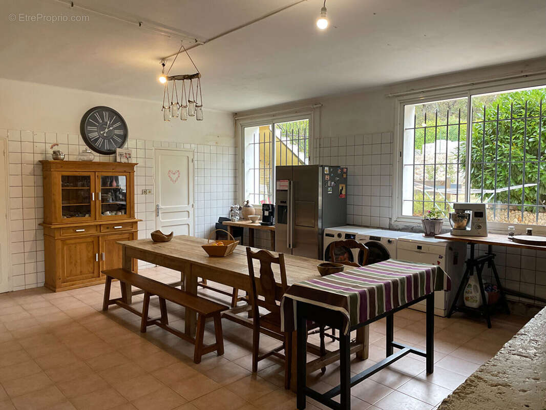 VILLECROZE, vaste bâtisse de 790 m² avec dépendances, garage et piscine - photo 9