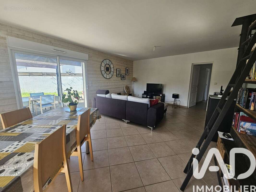 Photo 5 - Maison à ROULLET-SAINT-ESTEPHE