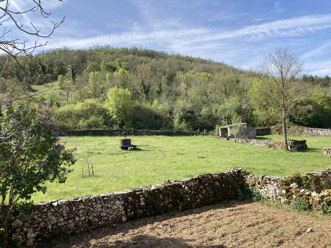 Unique dans le secteur de la vallée du Célé : magnifique ancienne ferme avec pigeonnier à rénover entièrement, située sur un ter - photo 16
