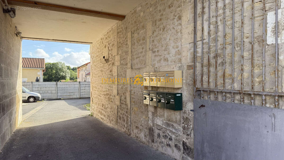 Appartement 363 m² à Saint-Yrieix-Sur-Charente  - photo 2