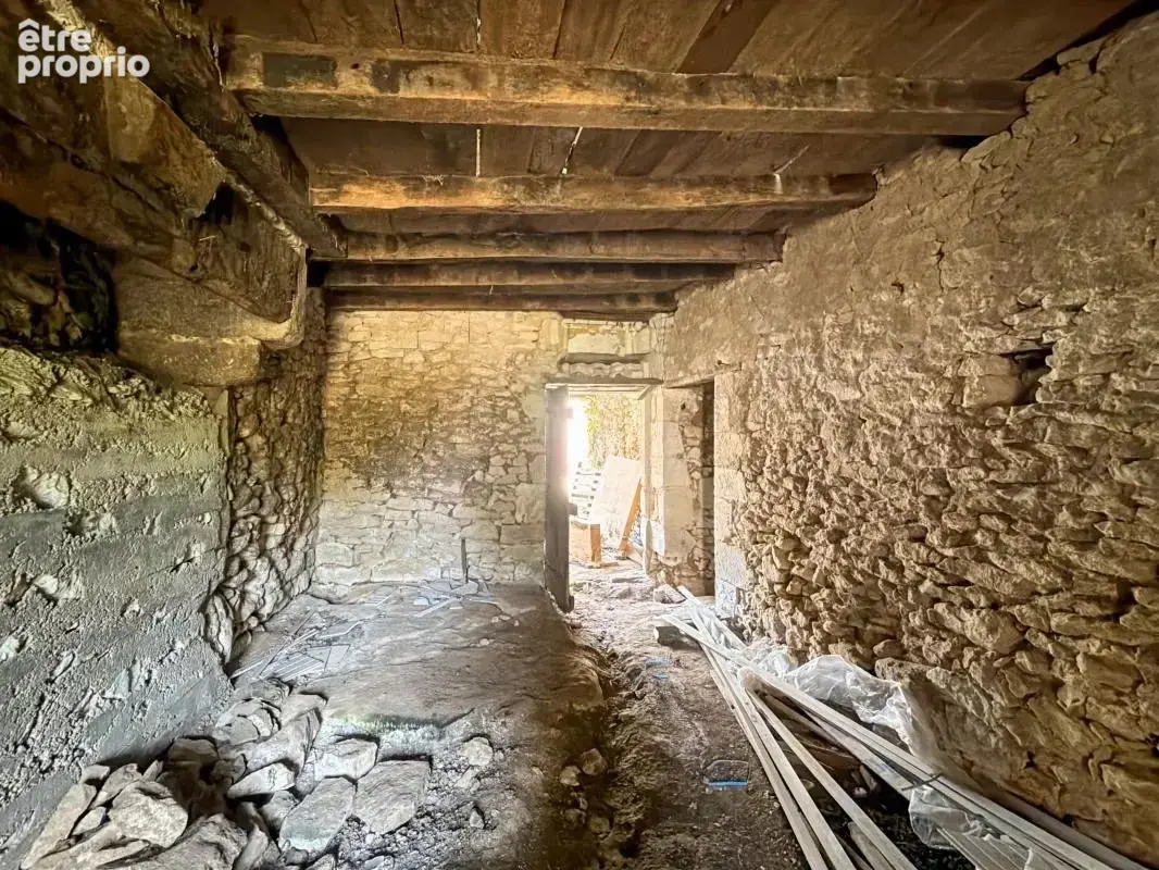  Authentique ancien chais en pierre à rénover – Charme et potentiel au cœur d’un hameau paisible - photo 8