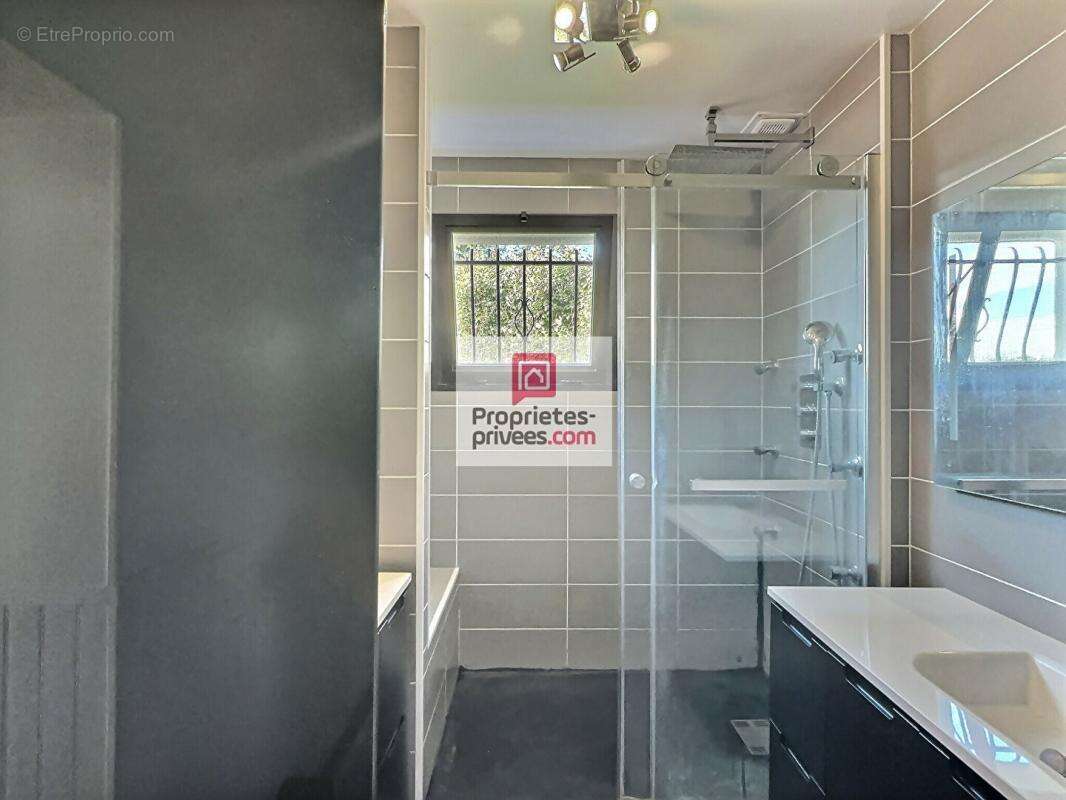 DEPT 33 - IZON - Maison 6 pièces 177 m2 avec jardin paysagé 1498m2 et piscine chauffée - photo 12