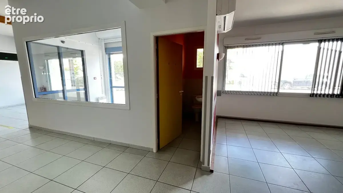 Local commercial Royan 577 m2 avec 29 parkings en plein centre de Royan - photo 9