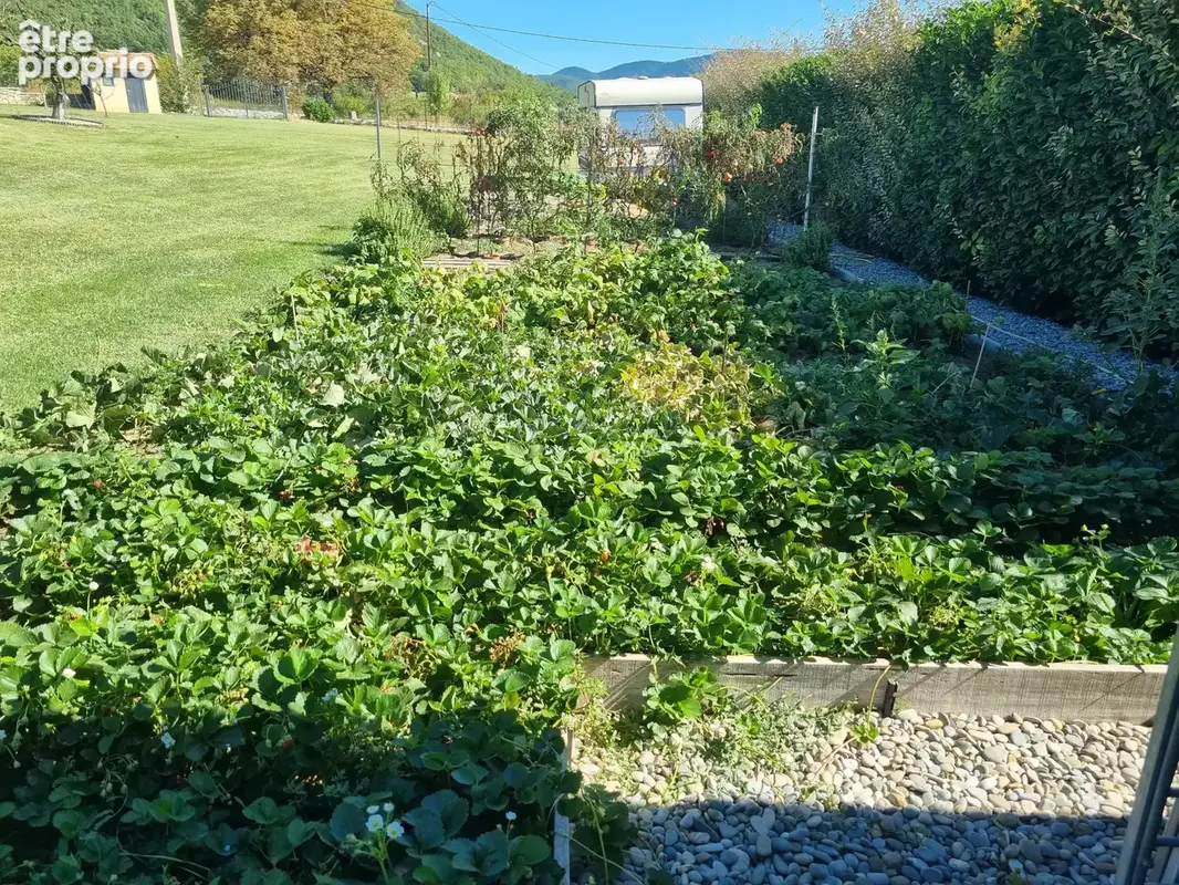 Maison avec terrain et piscine - photo 8