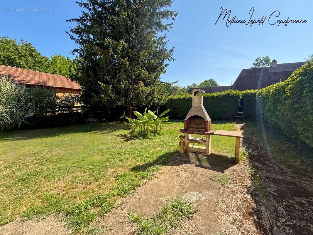 A vendre Maison en pierre de caractère de 240 m², pigeonnier, ancien séchoir à tabac et terrain clos de 2 065 m² – Lalinde 24150 - photo 5