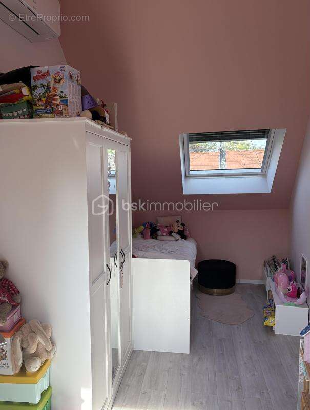 Maison ancienne rénovée composée de ses 4 chambres et de ses multiples dépendances ! - photo 9