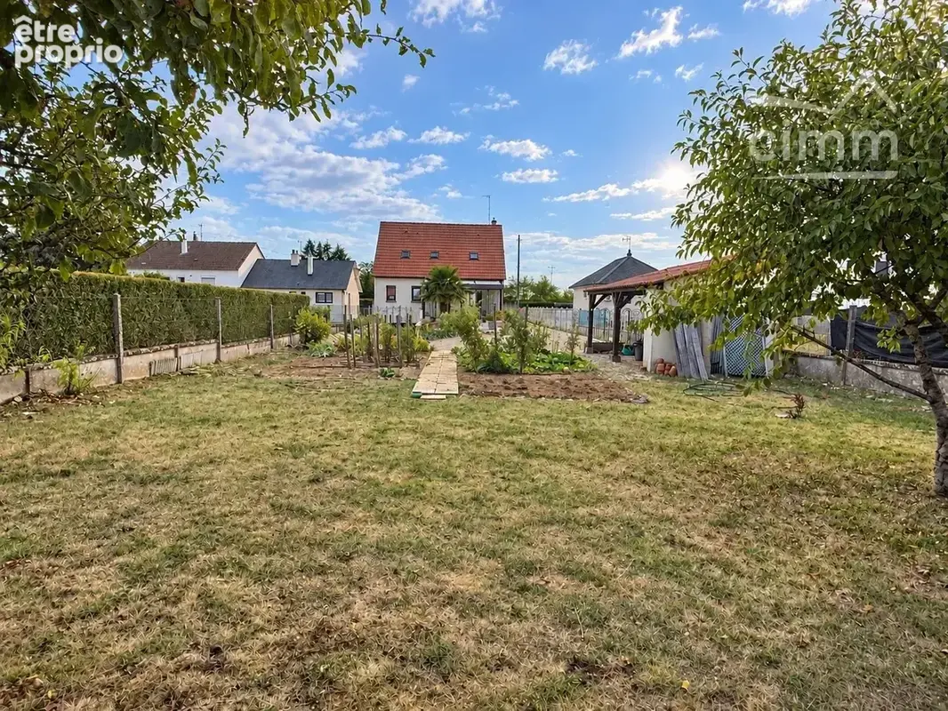 À Vineuil, à seulement 5 minutes de Blois, une maison familiale où espace, confort et proximité des commerces se conjuguent au q - photo 23