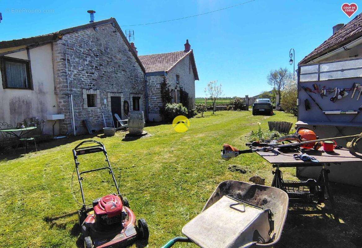 Maison à AUGY-SUR-AUBOIS
