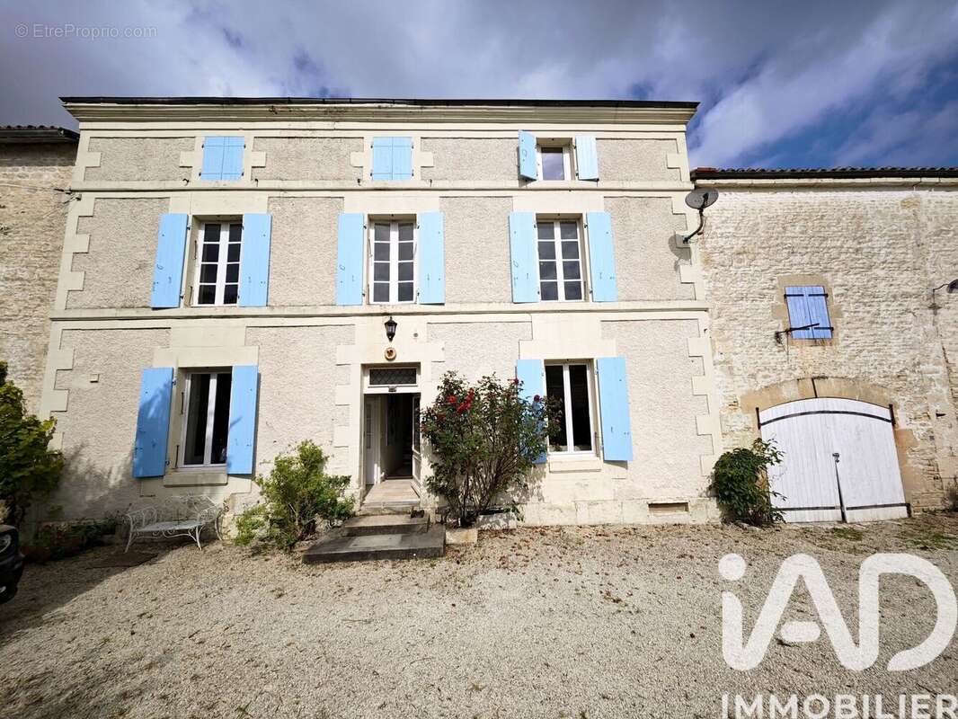 Maison 174 m² à Dampierre-Sur-Boutonne  - photo 3