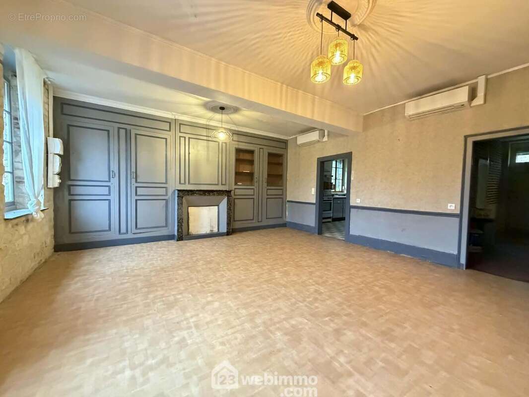 Une pièce de vie de 27 m² - Maison à MONCEAU-LES-LEUPS