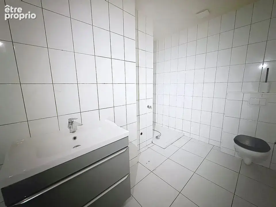 KNUTANGE - Appartement F3 de 67,20 m2 au RDC surélevé d'une petite copropriété bénévole -- 73 000,- € - photo 9