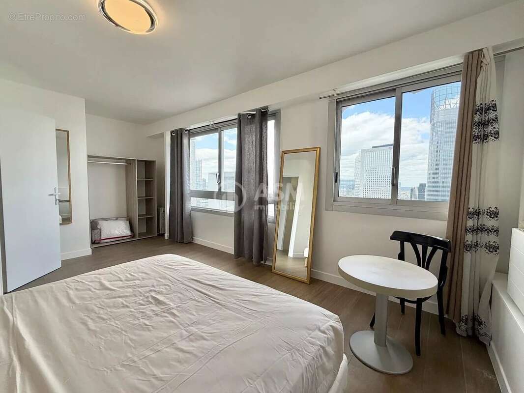 Appartement à COURBEVOIE