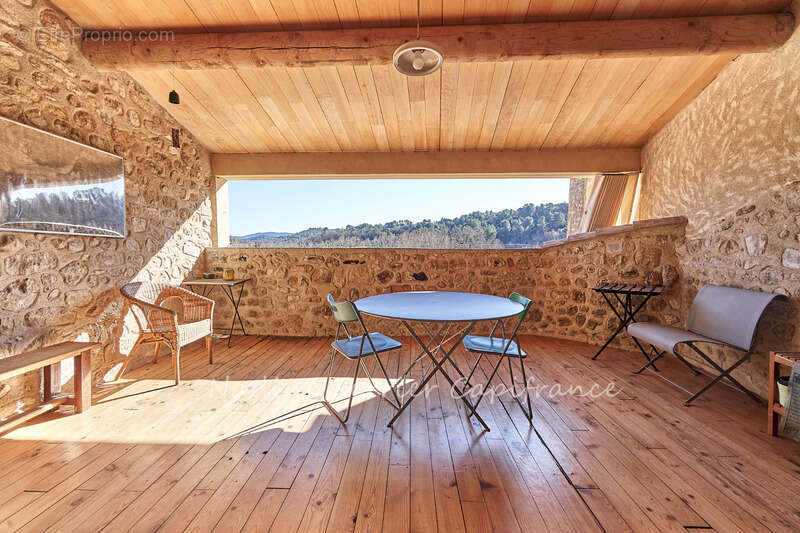 Jouques (13) – grande maison de village rénovée – 215 m² – 4 chambres – terrasse panoramique - photo 4