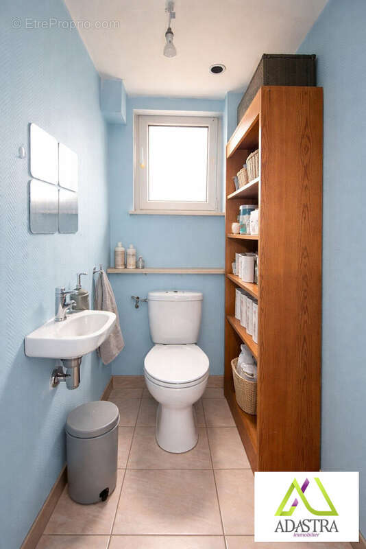 Toilette du F1 43m2(désencombré grâce à l'IA) - Appartement à MULHOUSE