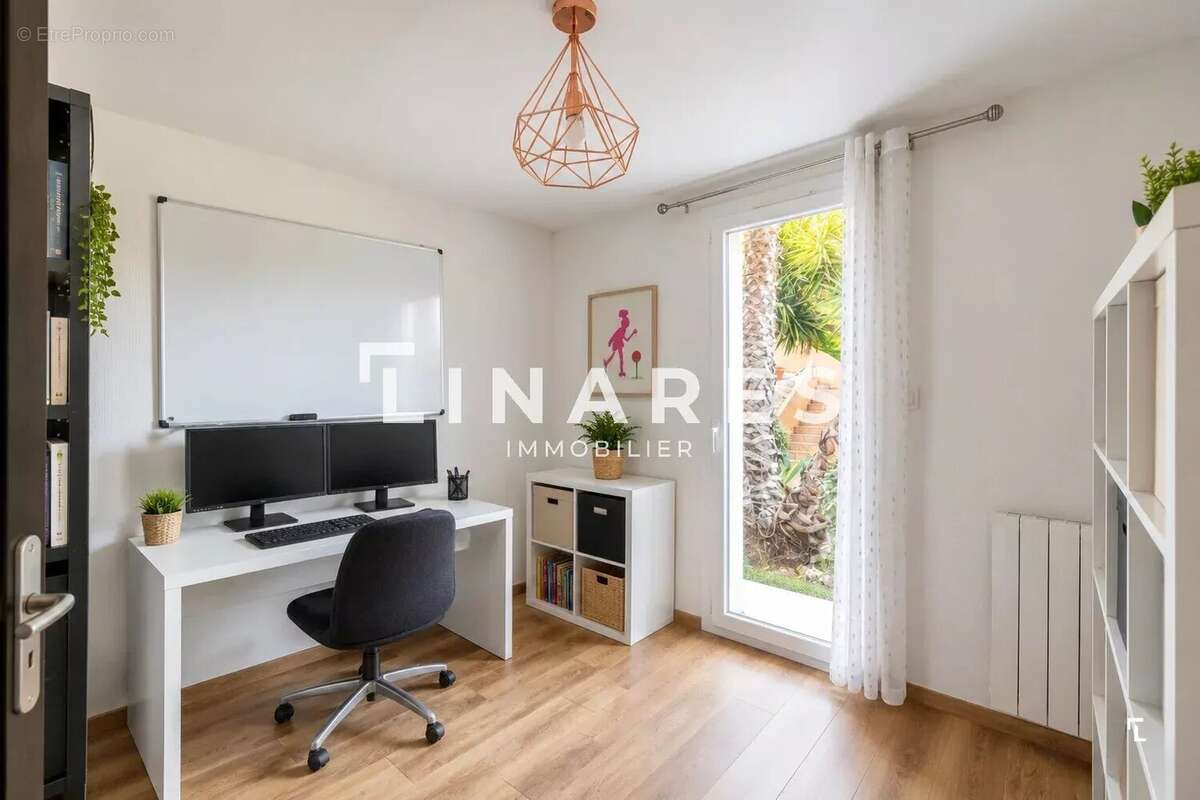 LE MAS DES COLLINES - Maison 242m2 (160 m² + 1800€/mois revenus locatifs 2 T2 indépendants ) - Piscine -Terrasses - Garage - 134 - photo 9