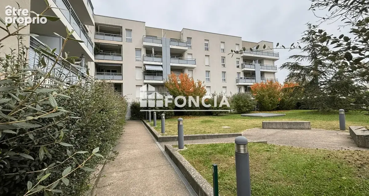 DECINES proche Mairie, T2 dernier étage avec balcon et garage inclus - photo 1