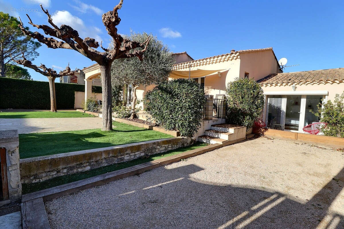 Maison à ENTRAIGUES-SUR-LA-SORGUE