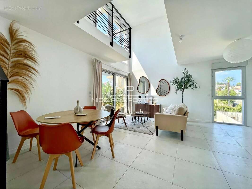 Vue mer panoramique pour ce superbe appartement lumineux 4 pièces à Antibes - photo 2