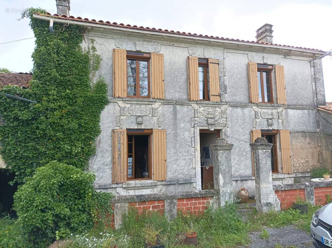Maison 89 m² à Montmoreau-Saint-Cybard  - photo 1