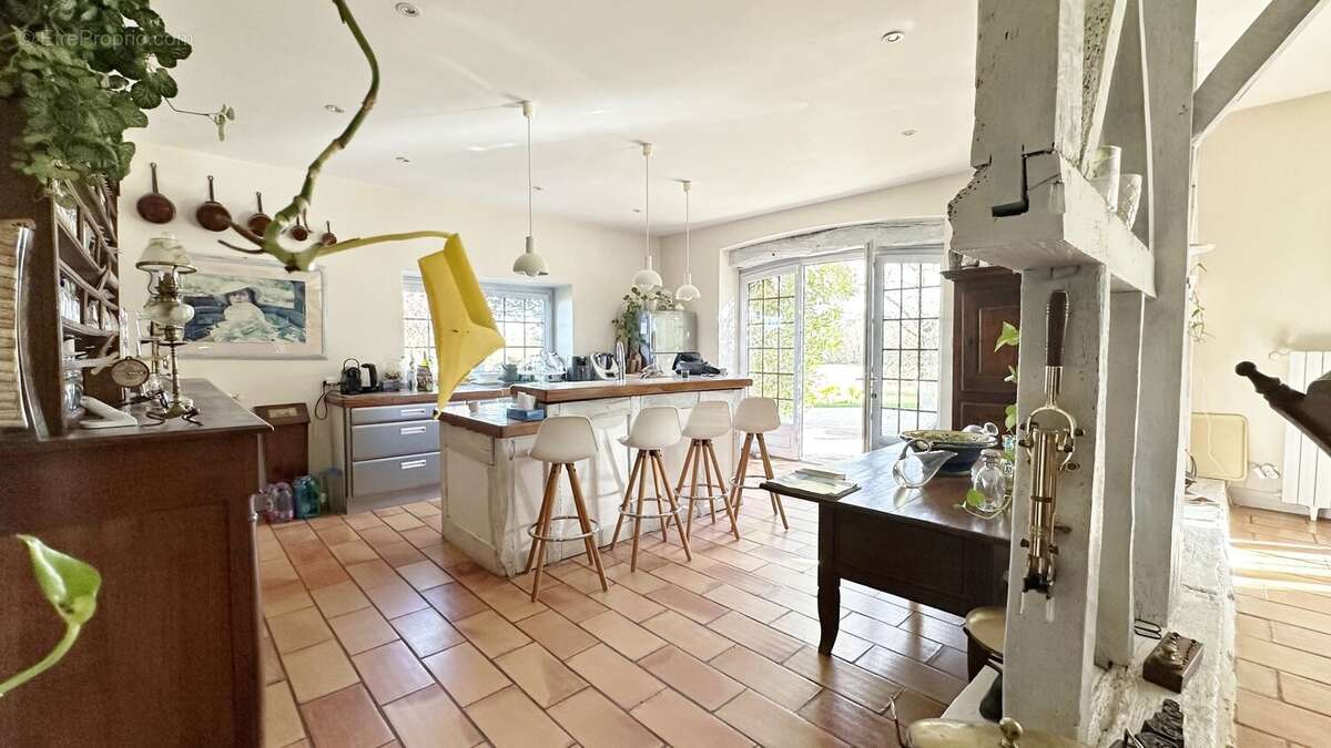 Propriete de type t8 de 292 m2 + 2 dependances + piscine + 3 garages - photo 14