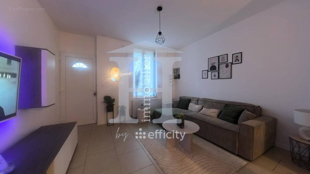 Maison à OSTRICOURT