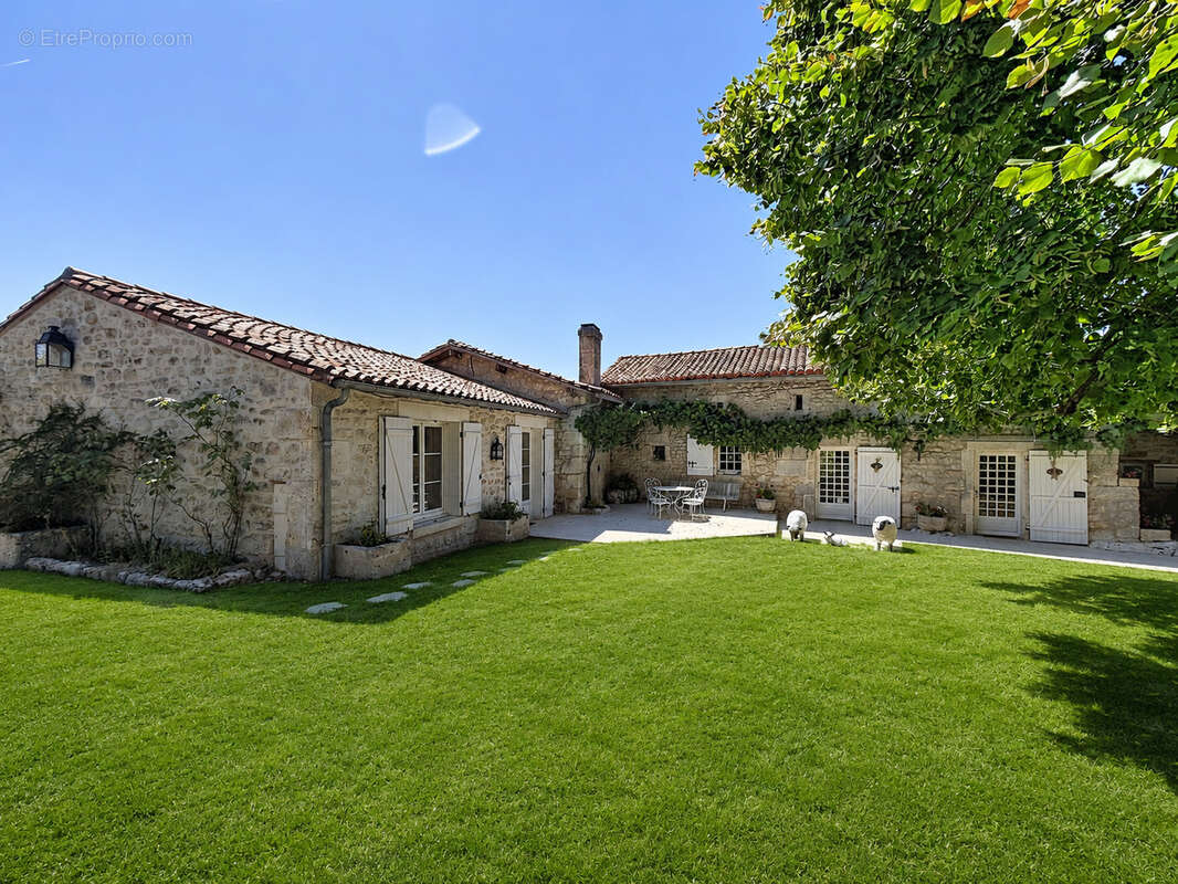 Maison à ROULLET-SAINT-ESTEPHE