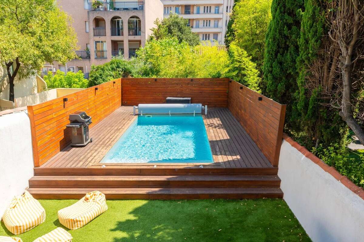 T4 à vendre 140m2 Marseille 13008 - Jardin et Piscine - photo 2