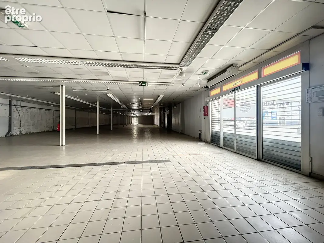 Roquebrune sur Argens En zone artisanale et commerciale, avec double visibilié, 1424 m2 sur deux niveaux : - photo 4