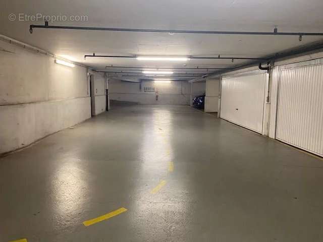 Parking à PARIS-16E