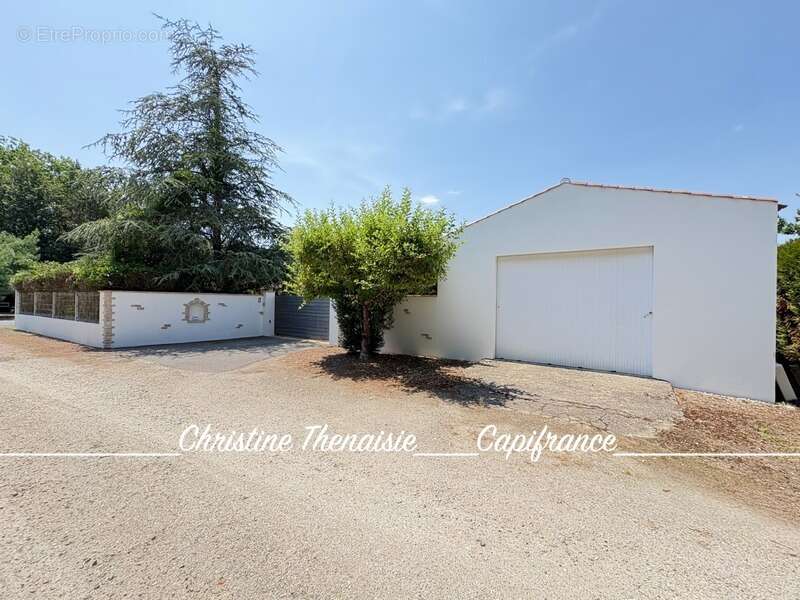 Maison à vendre 5 pièces - Plain-Pied - 3 chambres - 2 salles d'eau - 3 wc - Piscine couverte - 2 garages SAINT HILAIRE DE RIEZ  - photo 6