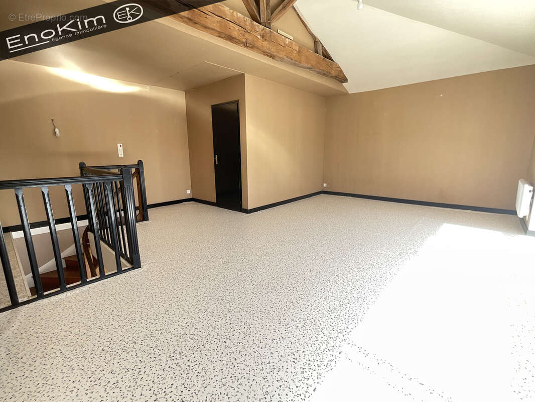 Ensemble immobilier avec maison d'habitation et local commercial - Fort potentiel. - photo 4