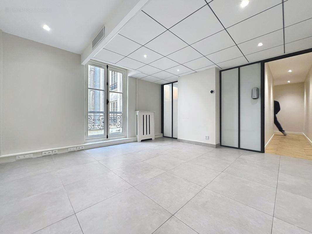 Commerce à PARIS-8E