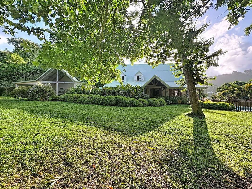 Villa 242 m² avec piscine, T2 loué et terrain de 4 000 m² - photo 3