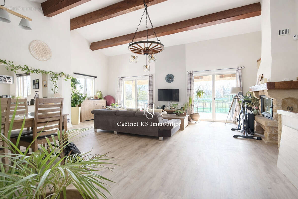 Maison 277 m² à Chateauneuf-Le-Rouge  - photo 5